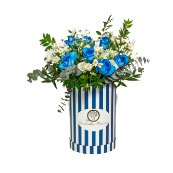Σύνθεση σε Ριγέ Στρογγυλό Κουτί με Μπλε Τριαντάφυλλα Λουλούδια Εποχής και Πλούσιες Πρασινάδες.
